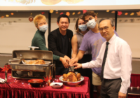 Warden Prof Jeremy TEOH (second from left) and Chair of the External Links and Exchange Committee Prof Andrew CHAN (first from right) carving a turkey with incoming exchange students from the US, in celebration of Thanksgiving